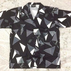 [BRAND NEW] Black, Gray, and White Triangle Patterned Button Down Shirt!